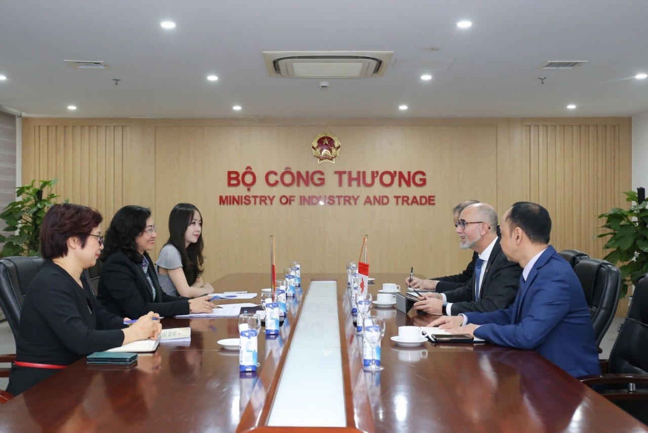 Deputy Minister of Industry and Trade Phan Thi Thang and Canadian Ambassador to Vietnam Shawn Steil in Hanoi. Photo: Ministry of Industry and Trade Deputy Minister of Industry and Trade Phan Thi Thang and Canadian Ambassador to Vietnam Shawn Steil in Hanoi. Photo: Ministry of Industry and Trade