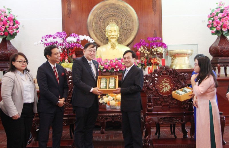 Mr. Nguyen Ngoc He - Vice Chairman of Can Tho City People's Committee (4th from left) - presented a souvenir to Mr. Dato' Tan Yang Thai, Ambassador Extraordinary and Plenipotentiary of Malaysia to Vietnam at the reception. Mr. Nguyen Ngoc He - Vice Chairman of Can Tho City People's Committee (4th from left) - presented a souvenir to Mr. Dato' Tan Yang Thai, Ambassador Extraordinary and Plenipotentiary of Malaysia to Vietnam at the reception.