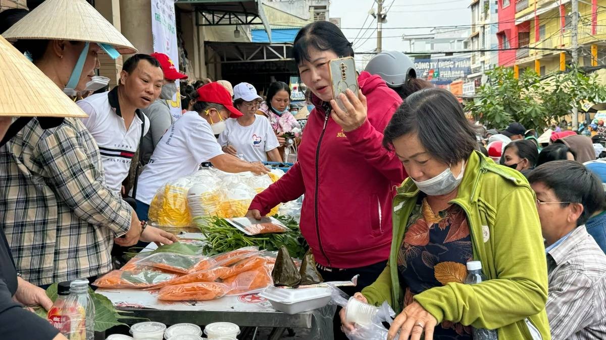 Phiên chợ lấy lá thay tiền, muốn mua món ăn chỉ cần đưa lá cây ở TP.HCM