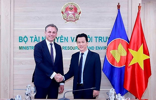Minister of Natural Resources and Environment Dang Quoc Khanh (R) and Dutch Minister of Infrastructure and Water Management Mark Harbers at the meeting in Hanoi on March 18. (Photo: baotainguyenmoitruong.vn) Minister of Natural Resources and Environment Dang Quoc Khanh (R) and Dutch Minister of Infrastructure and Water Management Mark Harbers at the meeting in Hanoi on March 18. (Photo: baotainguyenmoitruong.vn)