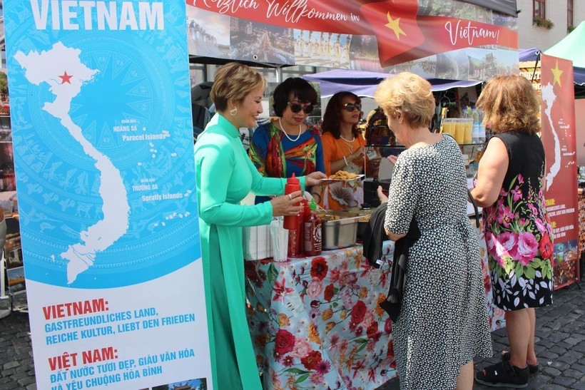 the Vietnamese Embassy in Denmark, in collaboration with the Denmark-Vietnam Friendship Association (DAVIFO), organized a promotion and introduction session about Vietnam and Vietnam-Denmark relations for teachers and students at Slotshaven High School in Holbaek, Denmark. the Vietnamese Embassy in Denmark, in collaboration with the Denmark-Vietnam Friendship Association (DAVIFO), organized a promotion and introduction session about Vietnam and Vietnam-Denmark relations for teachers and students at Slotshaven High School in Holbaek, Denmark.