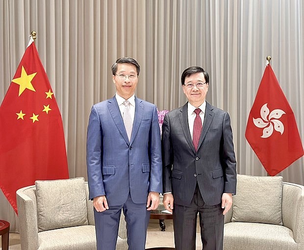 Vietnamese Consul General Pham Binh Dam (left) and Chief Executive of the Hong Kong Special Administrative Region John Lee at the meeting on April 3. (Photo: VNA) Vietnamese Consul General Pham Binh Dam (left) and Chief Executive of the Hong Kong Special Administrative Region John Lee at the meeting on April 3. (Photo: VNA)