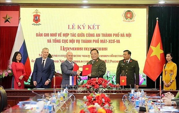 Representatives from The Department of Public Security of Hanoi and the Main Directorate of the Ministry of Internal Affairs for Moscow at the MoU signing ceremony. (Photo: VNA broadcasts) Representatives from The Department of Public Security of Hanoi and the Main Directorate of the Ministry of Internal Affairs for Moscow at the MoU signing ceremony. (Photo: VNA broadcasts)