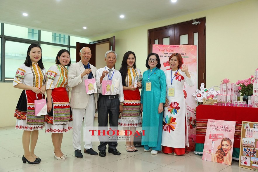 (second, from right). Photo: Dinh Hoa (second, from right). Photo: Dinh Hoa