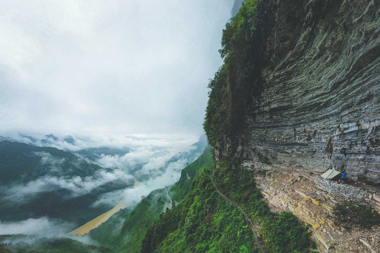Experience The Unique Camping On The White Cliffs In Ha Giang Experience The Unique Camping On The White Cliffs In Ha Giang