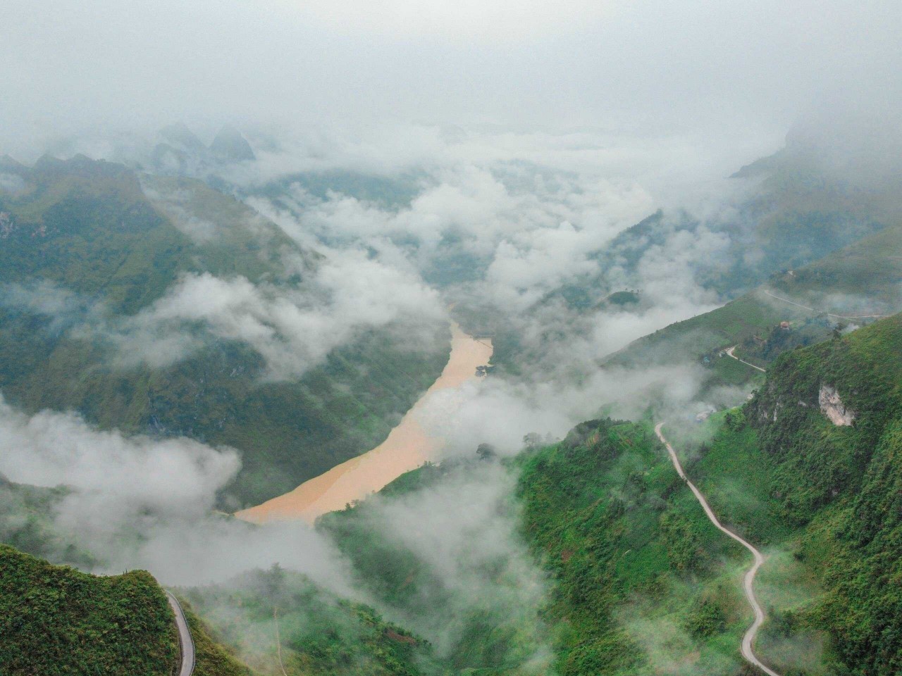 Experience The Unique Camping On The White Cliffs In Ha Giang Experience The Unique Camping On The White Cliffs In Ha Giang