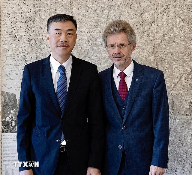 Image caption: President of the Czech Senate Miloš Vystrčil (R) receives Vietnamese Ambassador Duong Hoai Nam. Photo: VNA Image caption: President of the Czech Senate Miloš Vystrčil (R) receives Vietnamese Ambassador Duong Hoai Nam. Photo: VNA