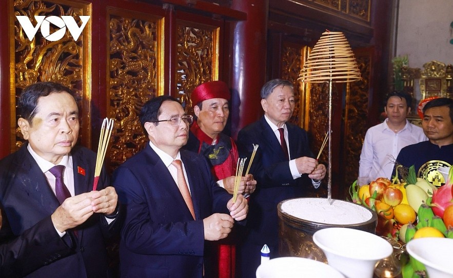 A Party and State delegation led by Prime Minister Pham Minh Chinh (second from left) offer incense to commemorate Hung Kings, the nation's founders, on their death anniversary on the 10th day of the third lunar month that falls on April 18, 2024. A Party and State delegation led by Prime Minister Pham Minh Chinh (second from left) offer incense to commemorate Hung Kings, the nation's founders, on their death anniversary on the 10th day of the third lunar month that falls on April 18, 2024.