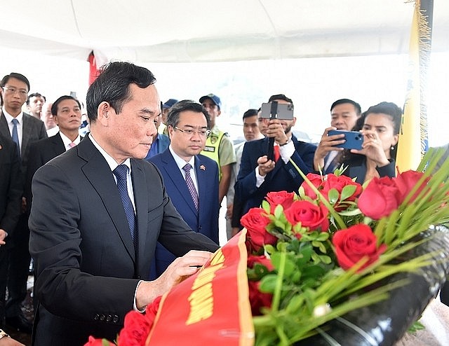 Vietnamese Deputy Prime Minister Tran Luu Quang lays floral tributes at President Ho Chi Minh Monument in capital Caracas, Venezuela, on April 17. (Photo: VGP) Vietnamese Deputy Prime Minister Tran Luu Quang lays floral tributes at President Ho Chi Minh Monument in capital Caracas, Venezuela, on April 17. (Photo: VGP)