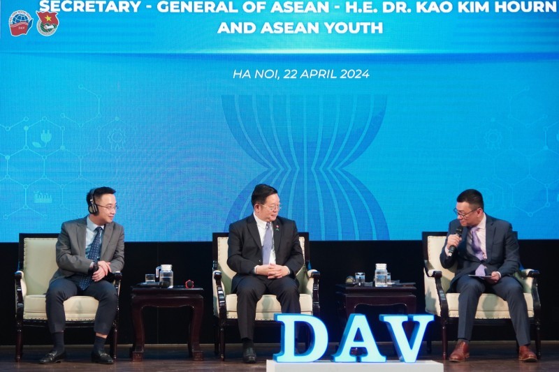 Secretary-General of ASEAN Kao Kim Hourn (C) at the interface session with youth delegates from ASEAN countries. (Photo: Diplomatic Academy of Vietnam) Secretary-General of ASEAN Kao Kim Hourn (C) at the interface session with youth delegates from ASEAN countries. (Photo: Diplomatic Academy of Vietnam)