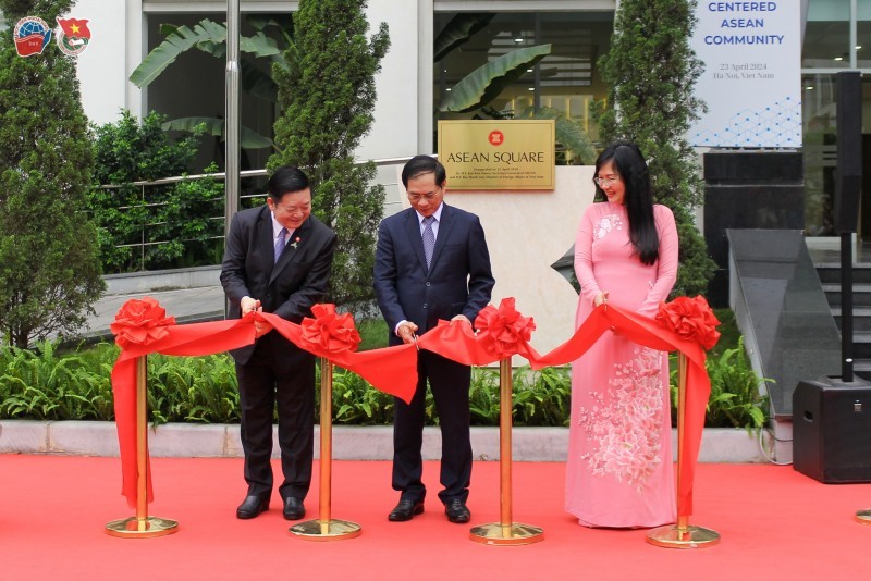 Vietnamese Foreign Minister Bui Thanh Son (C), Secretary-General of ASEAN Kao Kim Hourn and Acting Director of the Diplomatic Academy of Vietnam Pham Lan Dung inaugurate ASEAN Square. Vietnamese Foreign Minister Bui Thanh Son (C), Secretary-General of ASEAN Kao Kim Hourn and Acting Director of the Diplomatic Academy of Vietnam Pham Lan Dung inaugurate ASEAN Square.