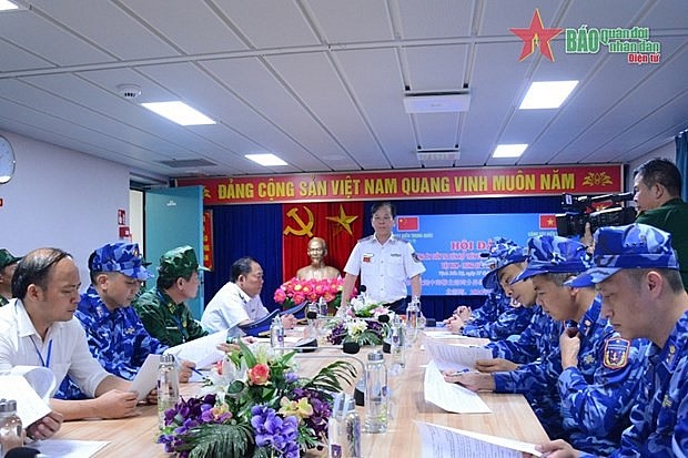 Commander of the Vietnam Coast Guard Region 1 Col. Tran Van Tho assigns tasks to Vietnamese officers joining the joint patrol. (Photo: qdnd.vn) Commander of the Vietnam Coast Guard Region 1 Col. Tran Van Tho assigns tasks to Vietnamese officers joining the joint patrol. (Photo: qdnd.vn)