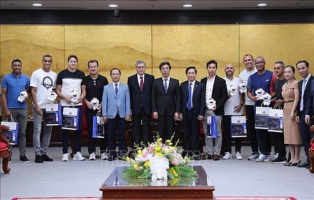 At the meeting between Da Nang leaders and Brazilian Ambassador Marco Farani and visiting football legends on April 27. (Photo: VNA) At the meeting between Da Nang leaders and Brazilian Ambassador Marco Farani and visiting football legends on April 27. (Photo: VNA)