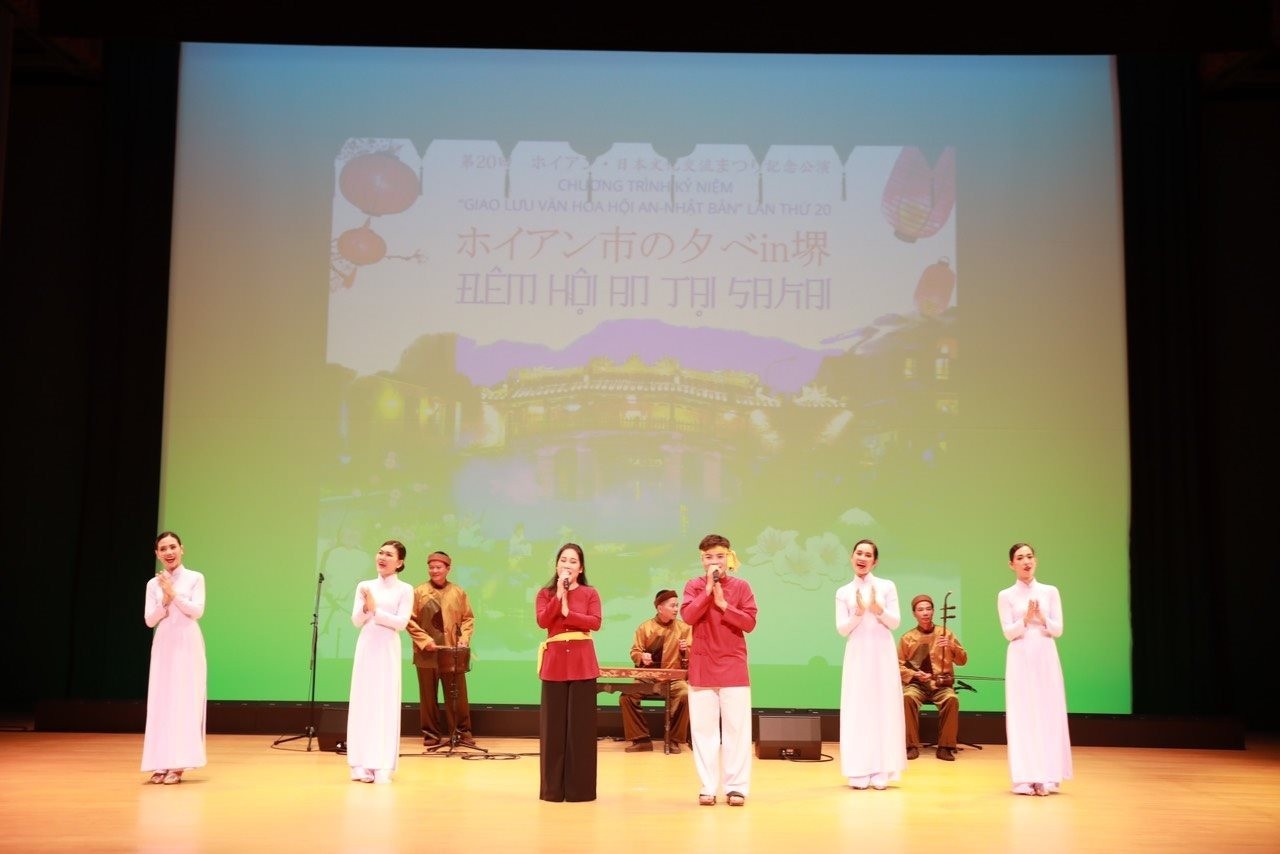 Art performance featuring the colors of Hoi An culture within the framework of the festival. (Photo: Quang Nam Newspaper) Art performance featuring the colors of Hoi An culture within the framework of the festival. (Photo: Quang Nam Newspaper)