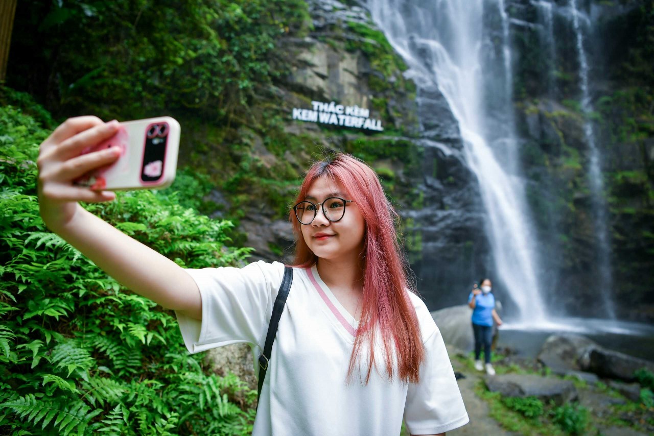 Explore Khe Kem Waterfall – A Fascinating Destination In Pu Mat National Park Explore Khe Kem Waterfall – A Fascinating Destination In Pu Mat National Park