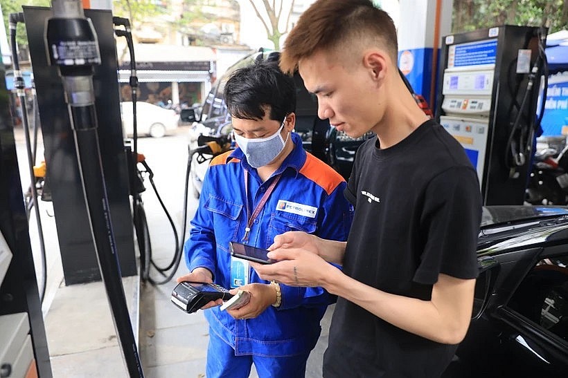 At a Petrolimex petrol station (Photo: VNA) At a Petrolimex petrol station (Photo: VNA)