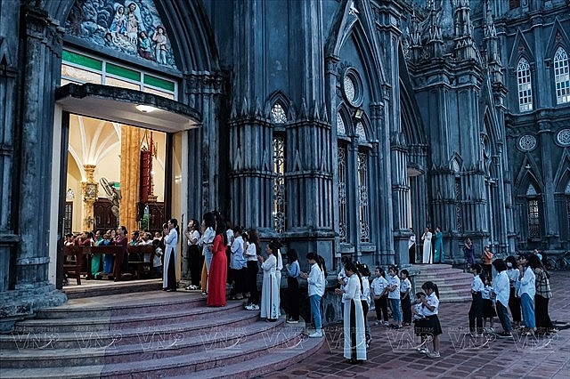 People praying outside the church during a service at the parish of Hưng Nghĩa, the northern province of Nam Dinh. Photo: VNA People praying outside the church during a service at the parish of Hưng Nghĩa, the northern province of Nam Dinh. Photo: VNA
