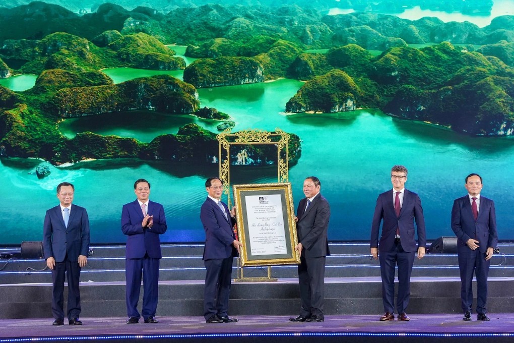 Ha Long Bay - Cat Ba Islands Receives The Title Of World Natural Heritage Ha Long Bay - Cat Ba Islands Dubbed World Natural Heritage by UNESCO