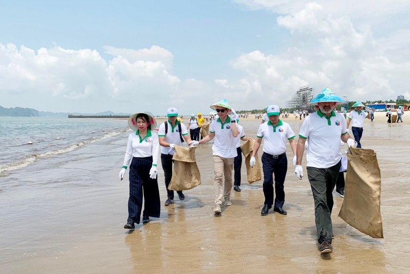 Nearly 200 delegates took part in garbage pick-up and collection operations along Bai Chay Beach and in Ha Long Bay (photo: Ministry of Natural Resources and Environment). Nearly 200 delegates took part in garbage pick-up and collection operations along Bai Chay Beach and in Ha Long Bay (photo: Ministry of Natural Resources and Environment).