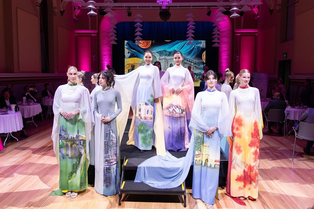Vietnamese Ao Dai Flutters at Australia Vietnamese Ao Dai Flutters at Australia