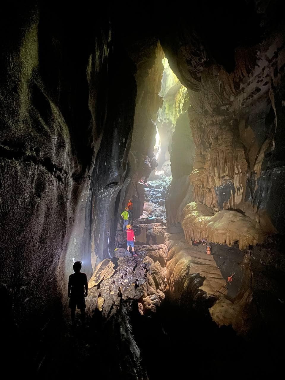 'Floating' Lake Discovered in Quang Binh Province's Cave 'Floating' Lake Discovered in Quang Binh Province's Cave