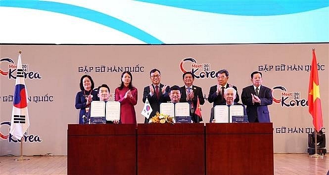 Representatives from Binh Duong and Korean partners sign a cooperation agreement at the “Meet Korea 2024” programme on May 17. (Photo: VNA) Representatives from Binh Duong and Korean partners sign a cooperation agreement at the “Meet Korea 2024” programme on May 17. (Photo: VNA)