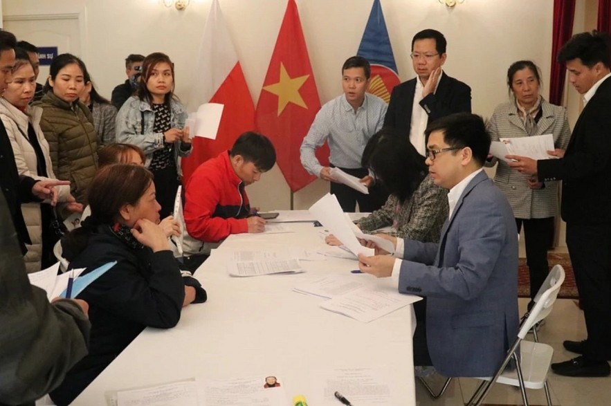 Vietnamese Embassy in Poland Supports People in Re-issuing Documents Vietnamese Embassy in Poland Supports People in Re-issuing Documents