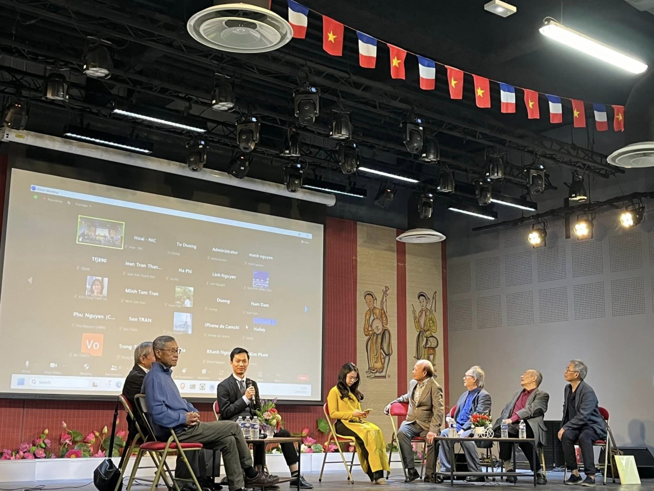 Imprint of Memory: Vietnamese Intellect in France Vietnamese Intellect in France Gather to Share Life Experience with Young People