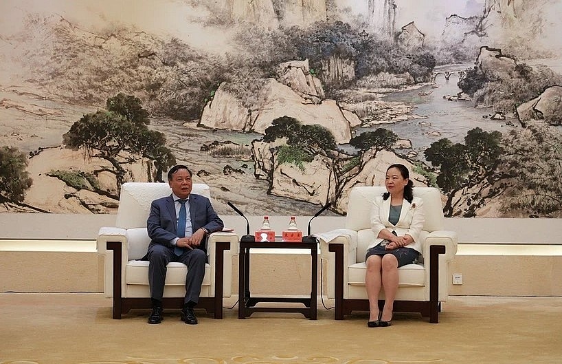 Vice Secretary of Hanoi's Party Committee Nguyen Van Phong (L) recieves Yuan Gujie, member of the Standing Committee of the Guangdong provincial Committee and Secretary of the Political and Legal Affairs Committee. (Photo courtesy of the Hanoi delegation)