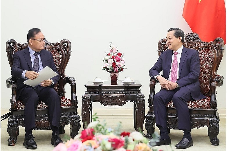 Deputy Prime Minister Le Minh Khai (R) and Lao Minister of Finance Santiphab Phomevihane (Photo: VGP) Deputy Prime Minister Le Minh Khai (R) and Lao Minister of Finance Santiphab Phomevihane (Photo: VGP)