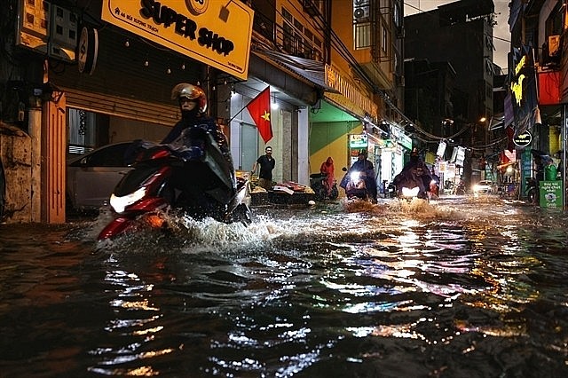 Heavy rain causes flooding on Bùi Xương Trạch Street, Thanh Xuân District. Photo: VNS Heavy rain causes flooding on Bùi Xương Trạch Street, Thanh Xuân District. Photo: VNS