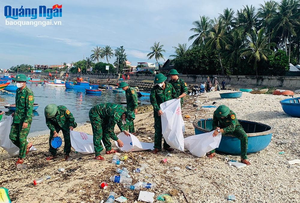 Ly Son Border Guard Station officers and soldiers collect waste along the coast of Dong An Vinh village. Ly Son Border Guard Station officers and soldiers collect waste along the coast of Dong An Vinh village.