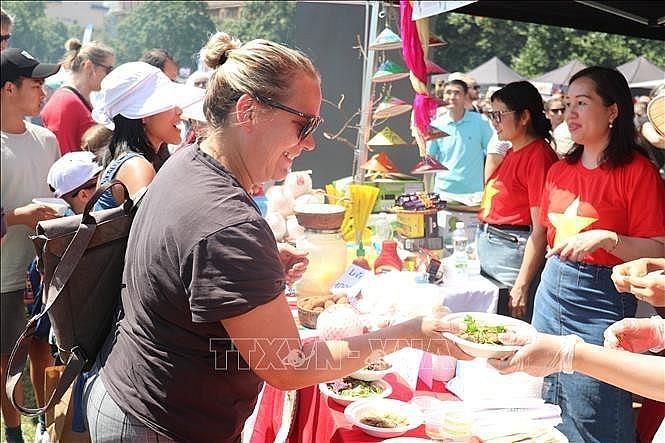 Vietnamese food and traditional products draw visitors. (Photo: VNA) Vietnamese food and traditional products draw visitors. (Photo: VNA)