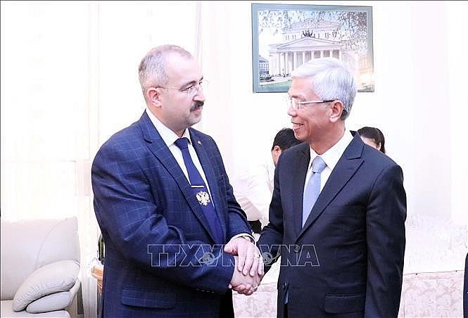 Vice Chairman of the municipal People’s Committee Vo Van Hoan (R) and Russian Consul General Sadykov Timur Sirozhevich (Photo: VNA) Vice Chairman of the municipal People’s Committee Vo Van Hoan (R) and Russian Consul General Sadykov Timur Sirozhevich (Photo: VNA)