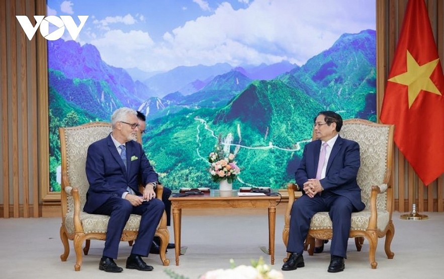Prime Minister Pham Minh Chinh (R) receives German Ambassador Guido Hildner. Prime Minister Pham Minh Chinh (R) receives German Ambassador Guido Hildner.