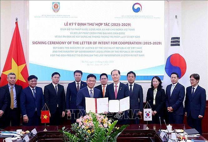 Deputy Prime Minister and Minister of Justice Le Thanh Long (front, left) and the Minister of Government Legislation of the Republic of Korea, Lee Wan Kyu, sign a letter of intent on cooperation in building a law information system in Vietnam for 2025-2029. (Photo: VNA) Deputy Prime Minister and Minister of Justice Le Thanh Long (front, left) and the Minister of Government Legislation of the Republic of Korea, Lee Wan Kyu, sign a letter of intent on cooperation in building a law information system in Vietnam for 2025-2029. (Photo: VNA)