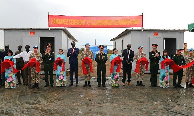 Vietnamese Soldiers Hand Over Classroom and Kitchen to African Children Vietnamese Soldiers Hand Over Classroom and Kitchen to African Children