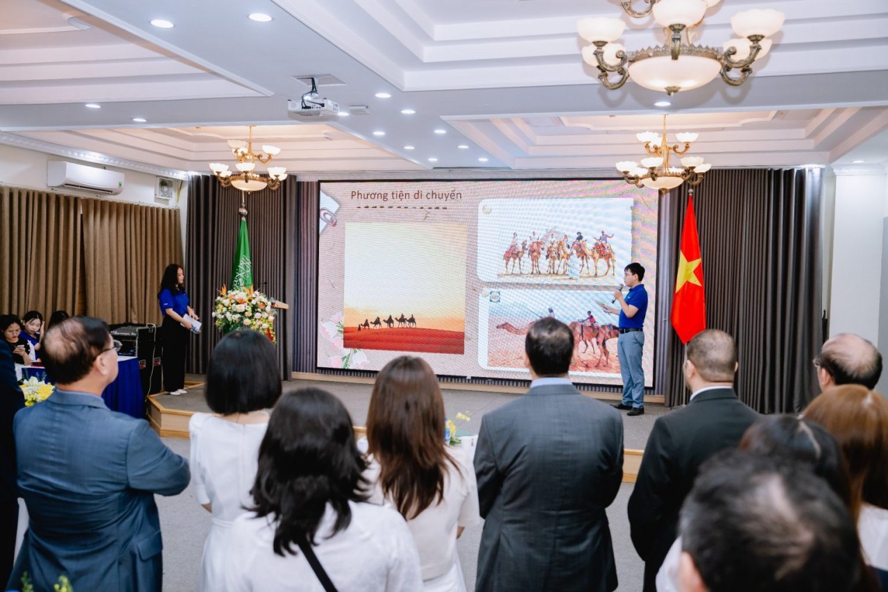 Vietnamese Students Get to Know Camels's Role in Life of Arabs Vietnamese Students Get to Know Camels's Role in Life of Arabs