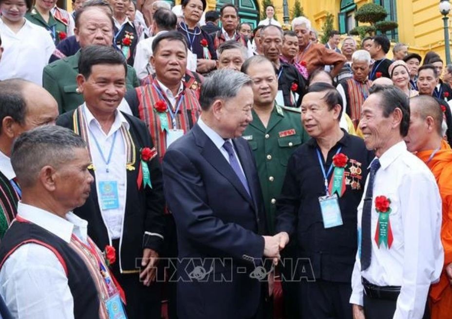 President To Lam and outstanding ethnic representatives (Photo: VNA) President To Lam and outstanding ethnic representatives (Photo: VNA)