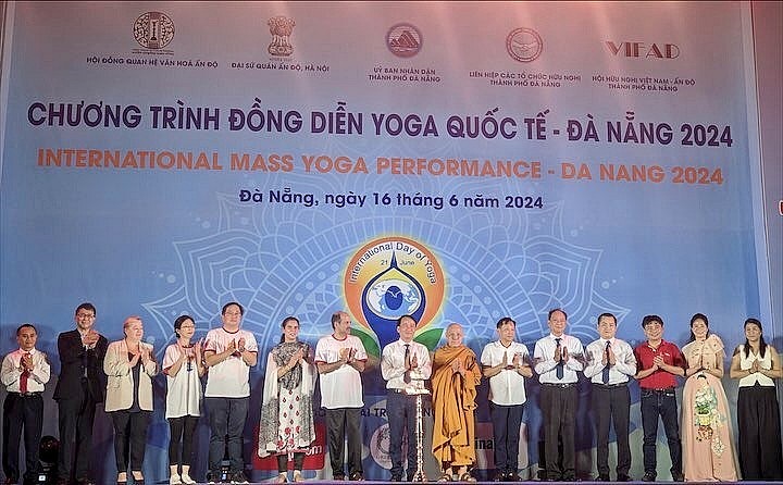 Da Nang Marks International Day of Yoga with Mass Performance Da Nang Marks International Day of Yoga with Mass Performance