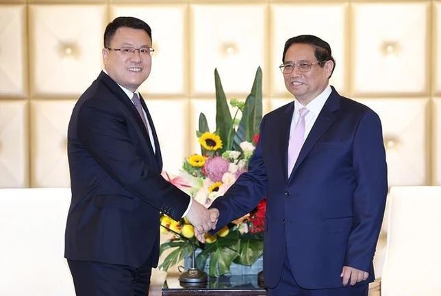 Prime Minister Pham Minh Chinh (right) and Wang Xiaojun, Deputy General Manager of the Power Construction Corporation of China (PowerChina). Photo: VNA Prime Minister Pham Minh Chinh (right) and Wang Xiaojun, Deputy General Manager of the Power Construction Corporation of China (PowerChina). Photo: VNA