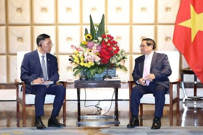 Vietnamese Prime Minister Pham Minh Chinh (right) and Chairman of the Dalian Locomotive and Rolling Stock Co. Ltd. (CRRC) Sun Rongkun at their meeting in Dalian city in China’s Liaoning province on June 24. (Photo: VNA Vietnamese Prime Minister Pham Minh Chinh (right) and Chairman of the Dalian Locomotive and Rolling Stock Co. Ltd. (CRRC) Sun Rongkun at their meeting in Dalian city in China’s Liaoning province on June 24. (Photo: VNA