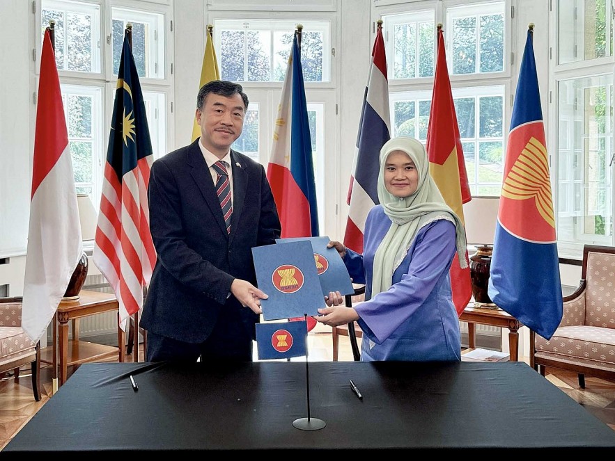 Ambassador Duong Hoai Nam receives the rotary chair of the ASEAN Committee in Prague from Malaysian Ambassador Suzilah Mohd Sidek. (Photo: QT) Ambassador Duong Hoai Nam receives the rotary chair of the ASEAN Committee in Prague from Malaysian Ambassador Suzilah Mohd Sidek. (Photo: QT)