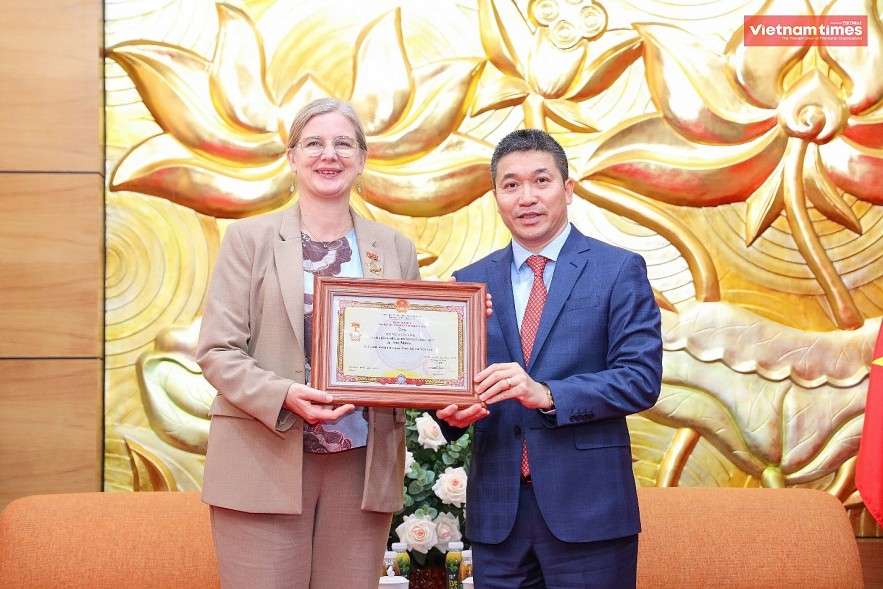Swedish Ambassador Granted VUFO's Highest Medal for her Contributions to Sweden-Vietnam Friendship Swedish Ambassador Granted VUFO's Highest Medal for her Contributions to Sweden-Vietnam Friendship
