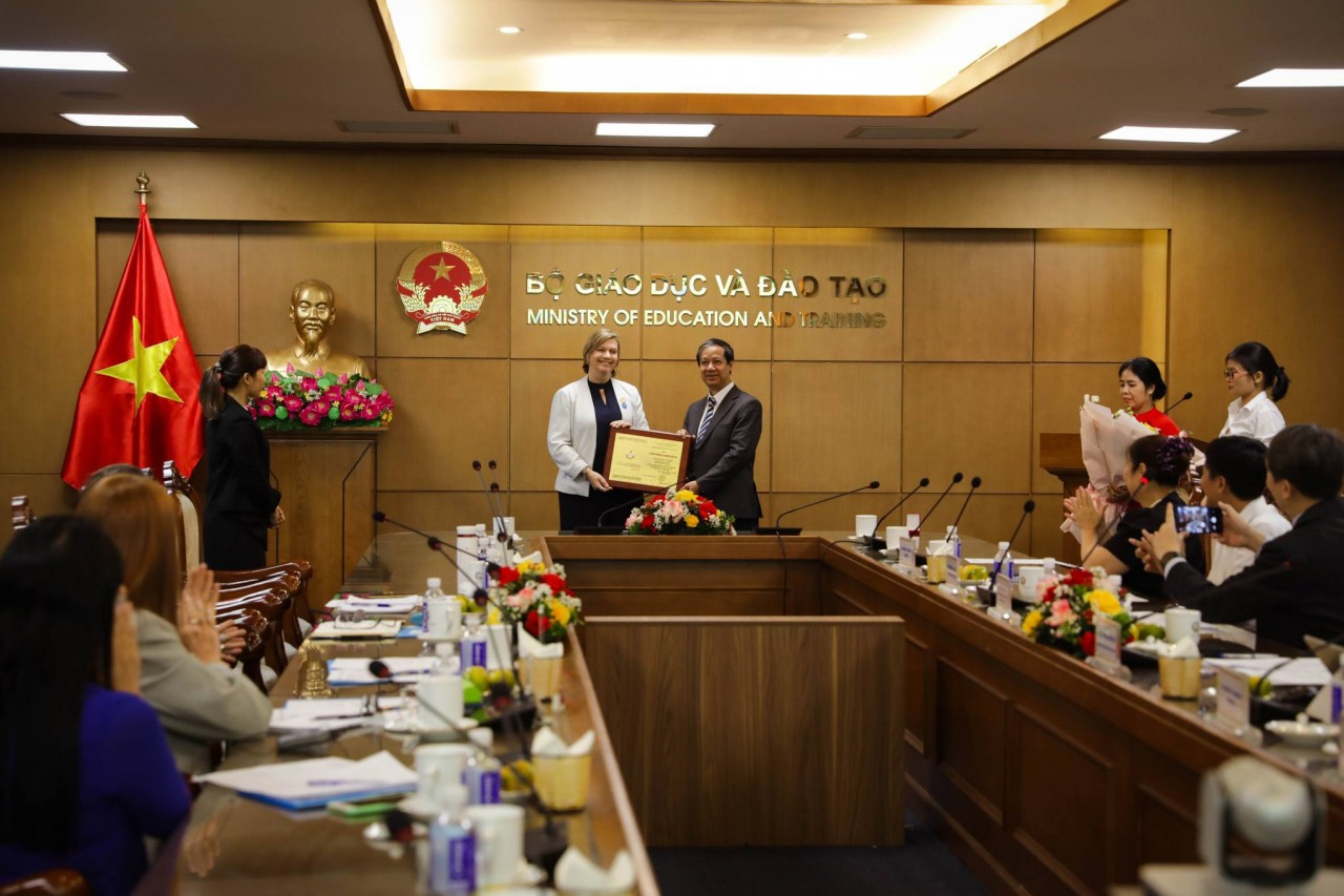 Education Ministry Honors UNICEF Vietnam Representative Education Ministry Honors UNICEF Vietnam Representative