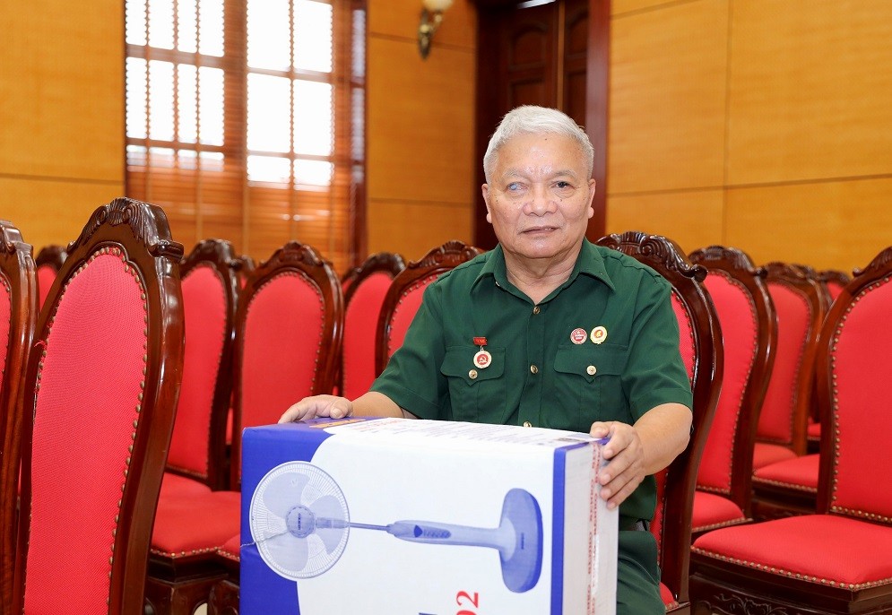 HAUFO Presents Gifts to Revolution Contributors in Hanoi HAUFO Presents Gifts to Revolution Contributors in Hanoi