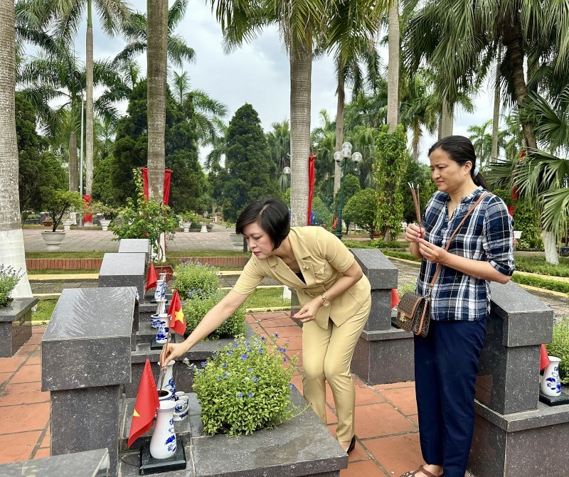 HAUFO Presents Gifts to Revolution Contributors in Hanoi HAUFO Presents Gifts to Revolution Contributors in Hanoi