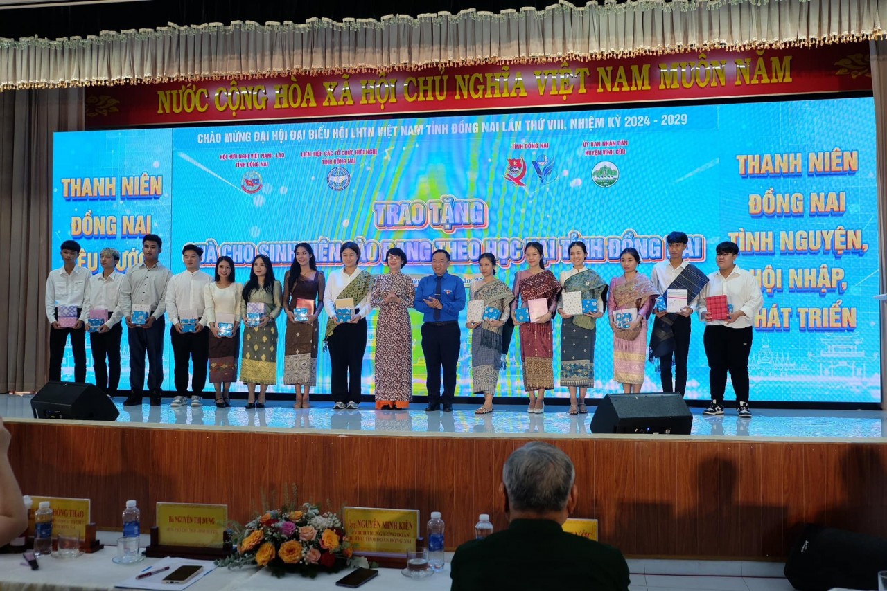 Dong Nai Youth Exchange with Lao Students Dong Nai Youth Exchange with Lao Students
