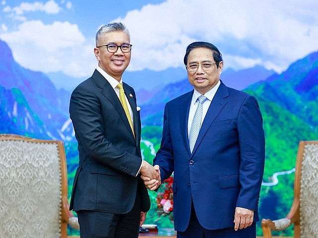Prime Minister Pham Minh Chinh (right) hosts a reception for Malaysian Minister of Investment, Trade and Industry Zafrul Abdul Aziz at the Government Office in Ha Noi, July 8, 2024. Photo: VGP Prime Minister Pham Minh Chinh (right) hosts a reception for Malaysian Minister of Investment, Trade and Industry Zafrul Abdul Aziz at the Government Office in Ha Noi, July 8, 2024. Photo: VGP