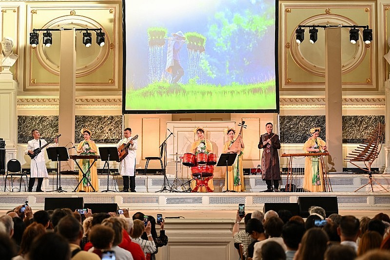 Russian Audience Gives Endless Applause to Vietnamese Artists Russian Audience Gives Endless Applause to Vietnamese Artists